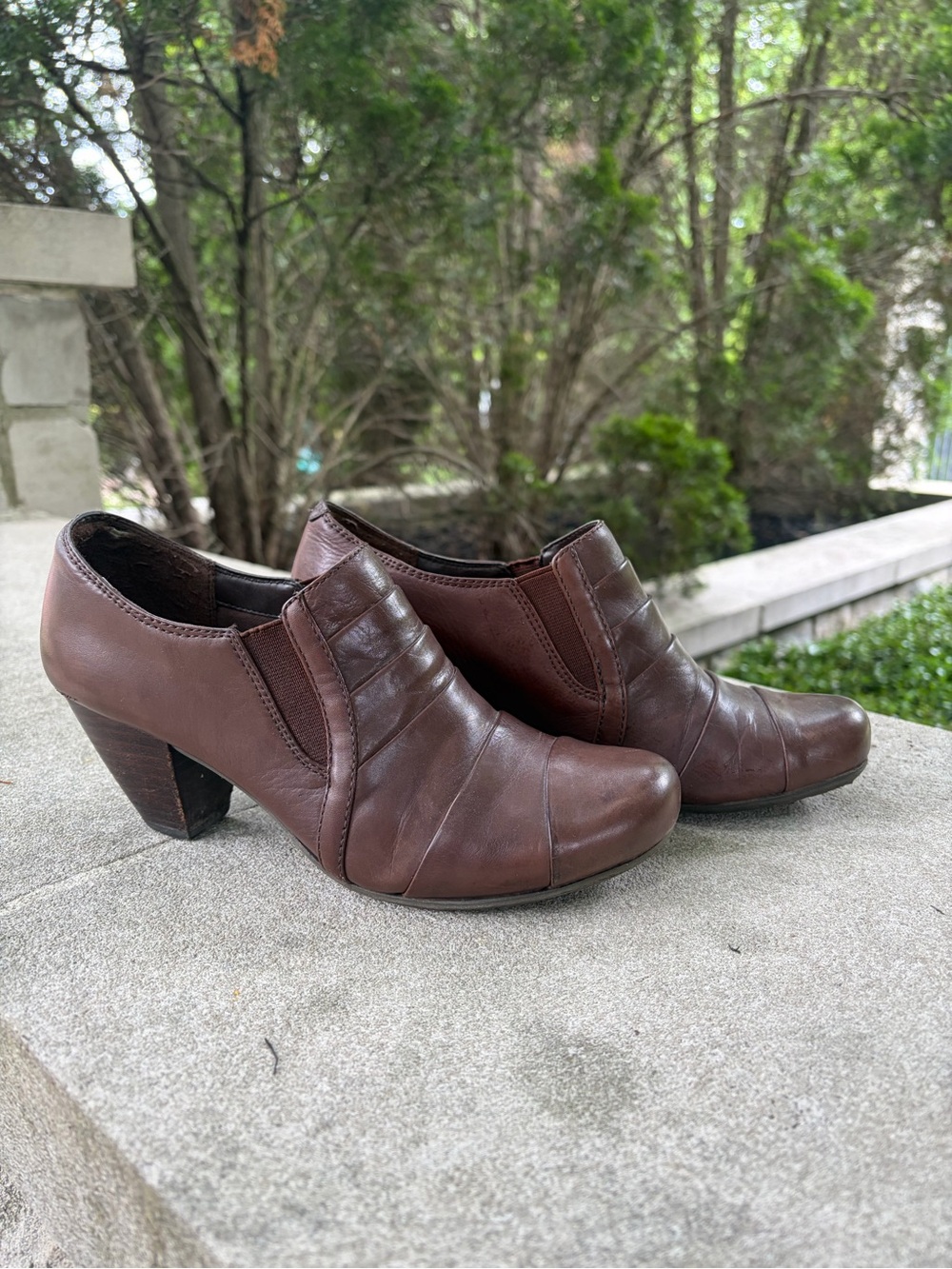 BareTraps Women's Brown Leather Ankle Boots